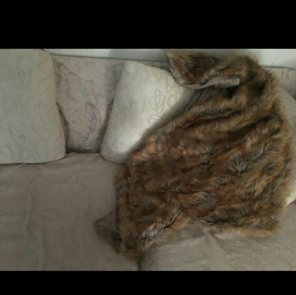 Faux fur throw blanket